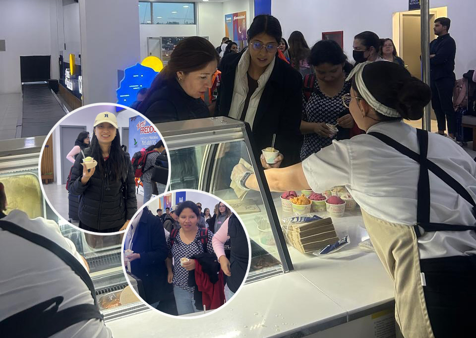 En el aeropuerto de Cuenca se regalan helados a quienes visitan la ciudad por Semana Santa.