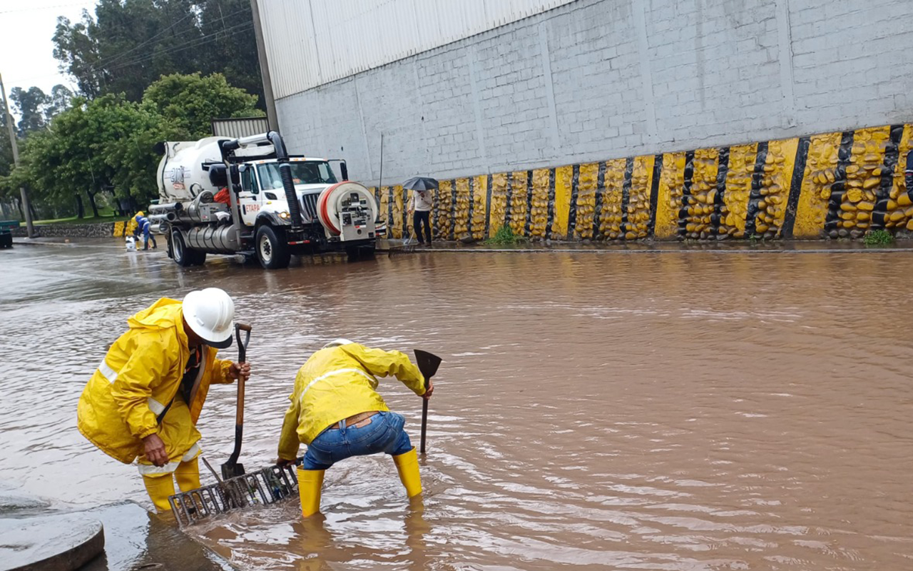 La lluvia registrada en Cuenca el martes 2 de abril de 2025, provocó graves inundaciones en vías y viviendas.