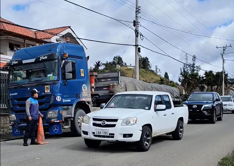 El alcalde de Gualaceo pidió a los conductores de camiones pesados evitar circular por la avenida Jaime Roldós. / Captura de video del GAD de Gualaceo