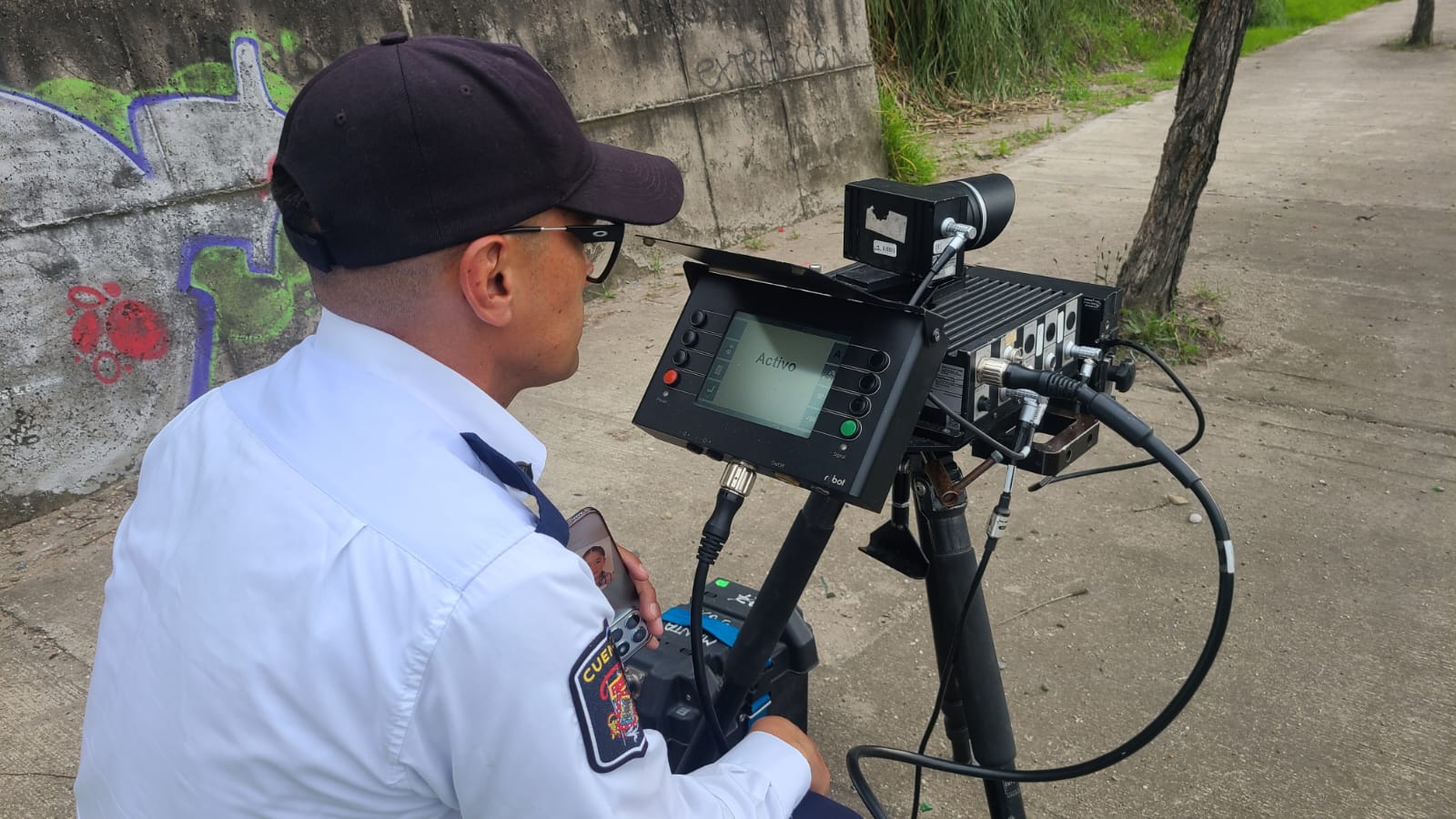 Agentes de la EMOV EP realizan controles de exceso de velocidad con radares móviles en la vía Cuenca-Azogues.